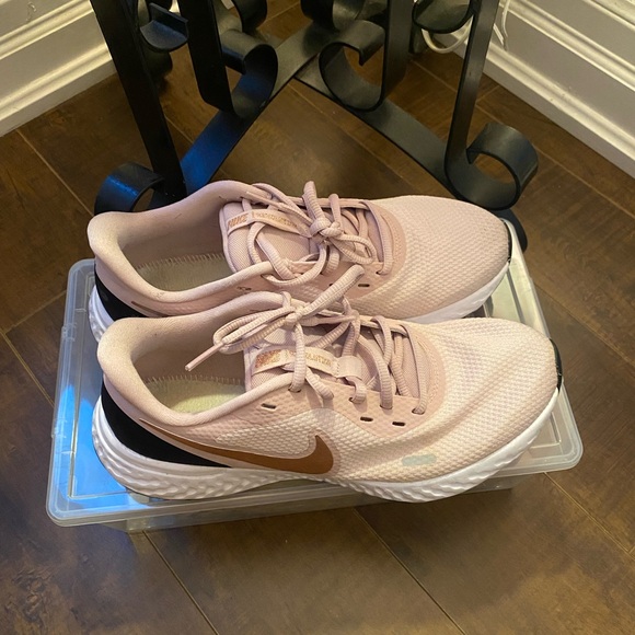 🪸🍂Nike Revolution 5
Barely Rose (Women's) No Insole but like new - Picture 12 of 14